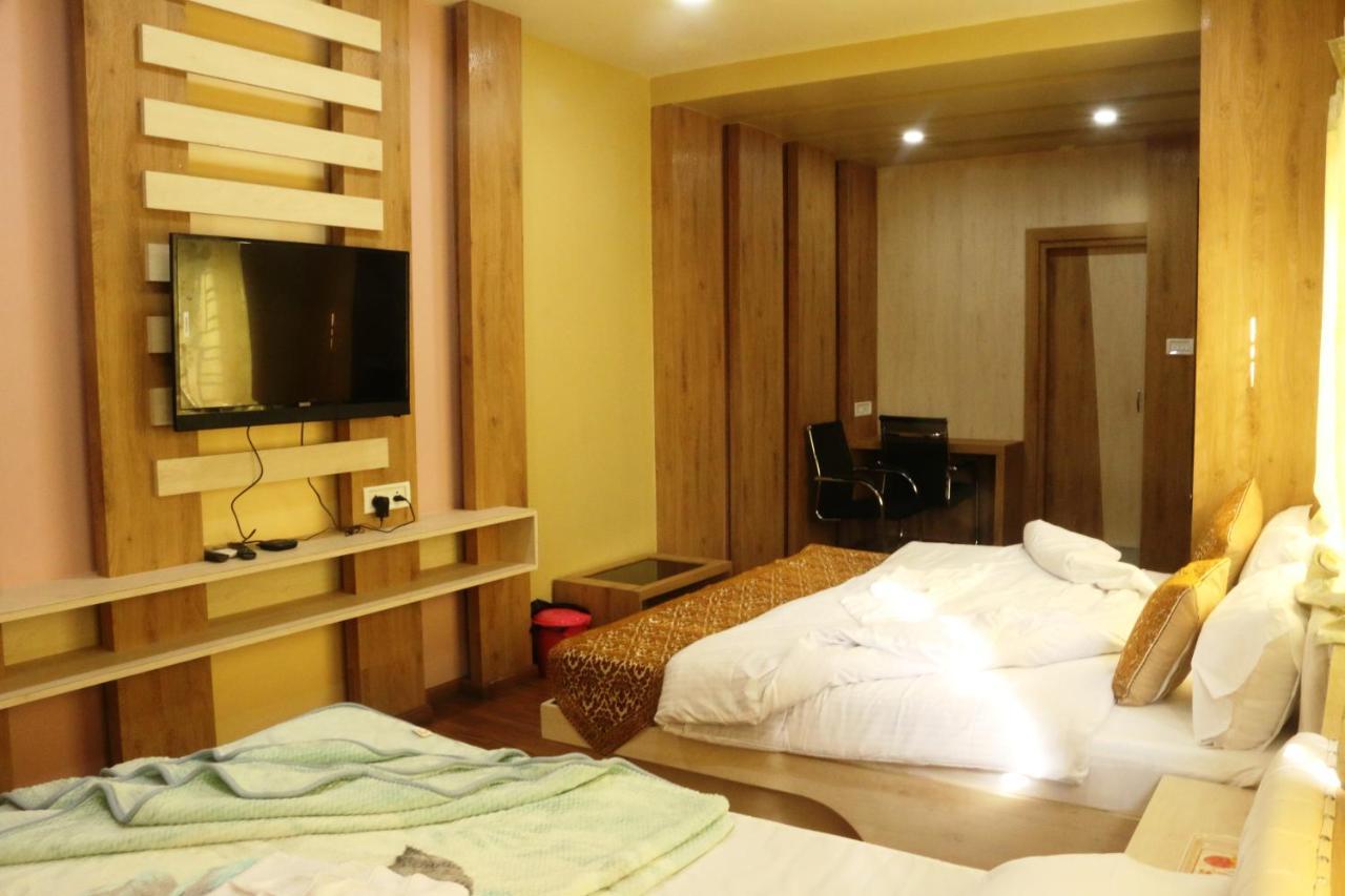 Hotel Himalaya Агартала Экстерьер фото