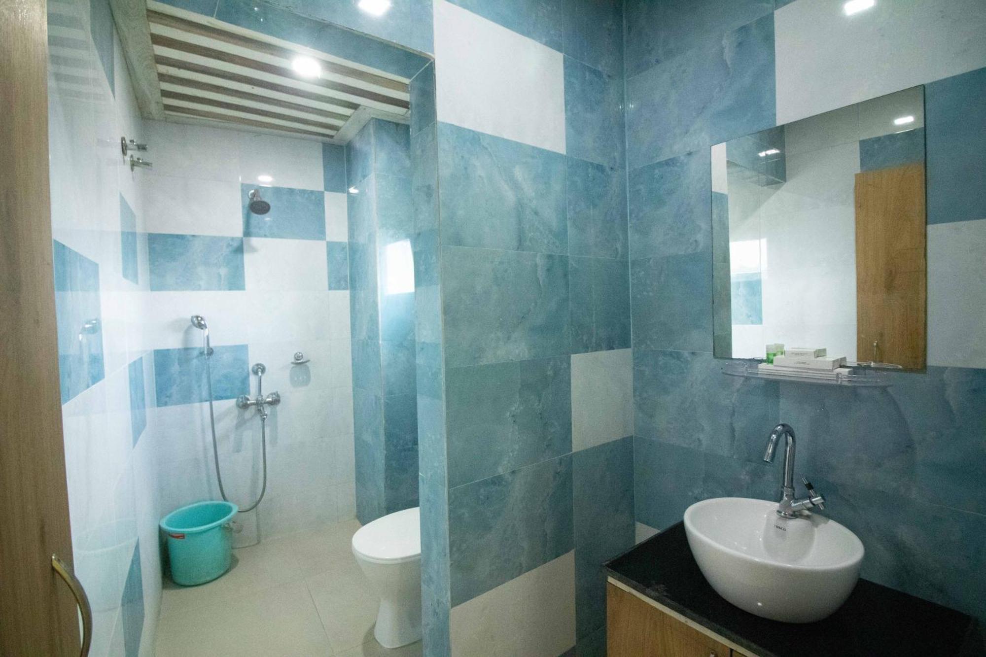 Hotel Himalaya Агартала Экстерьер фото