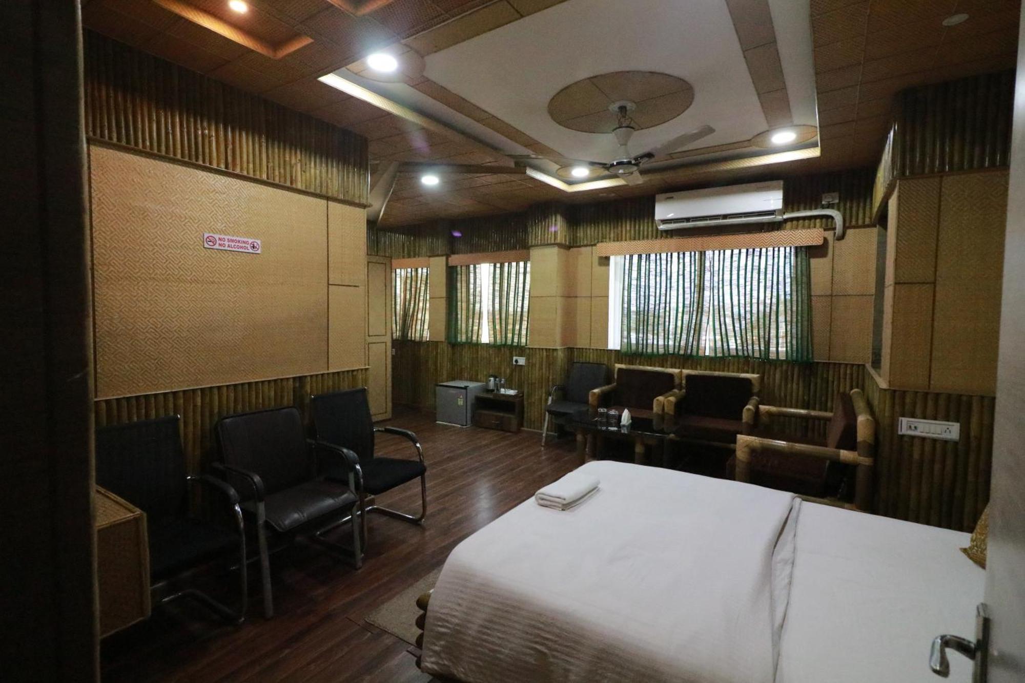 Hotel Himalaya Агартала Экстерьер фото