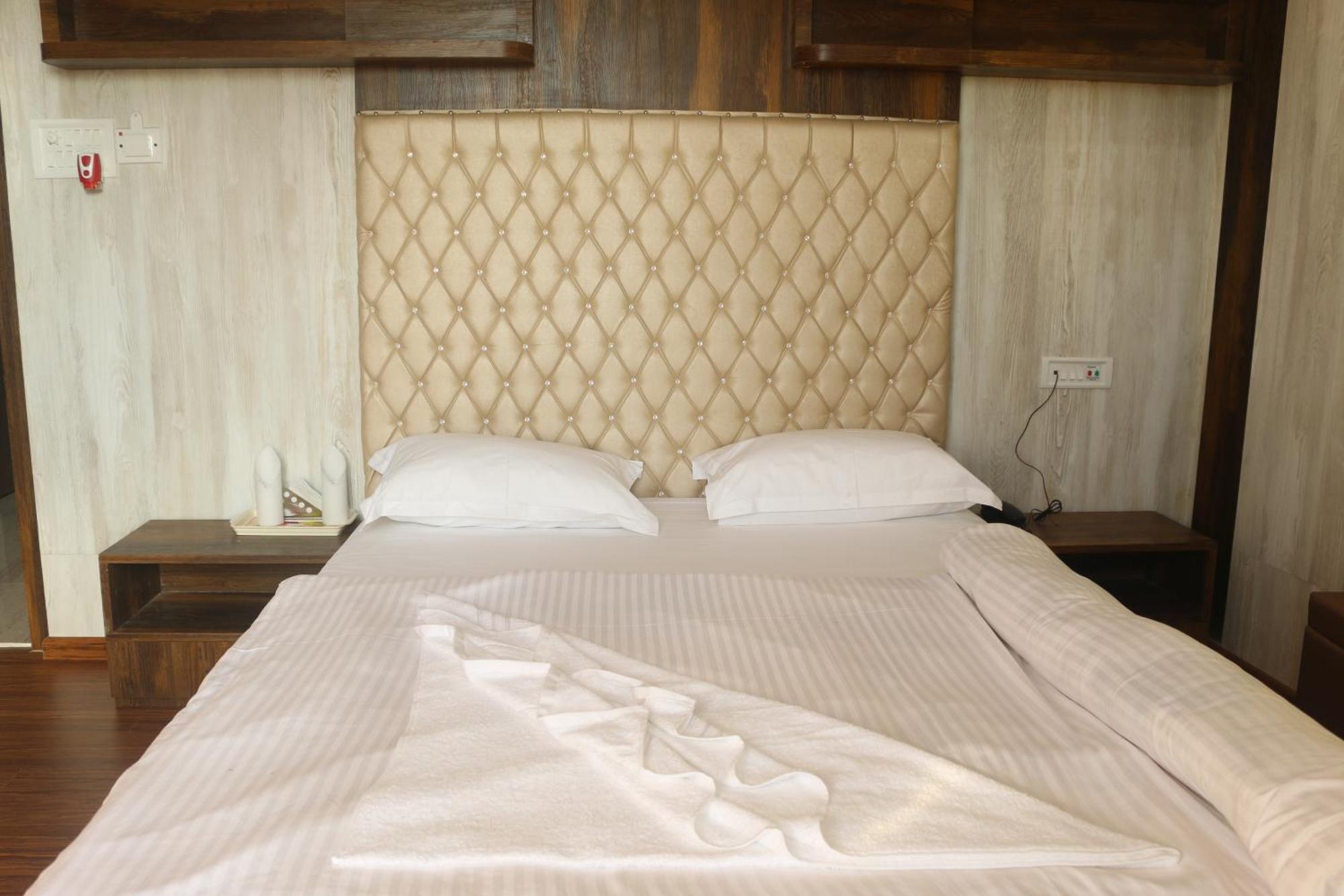 Hotel Himalaya Агартала Экстерьер фото