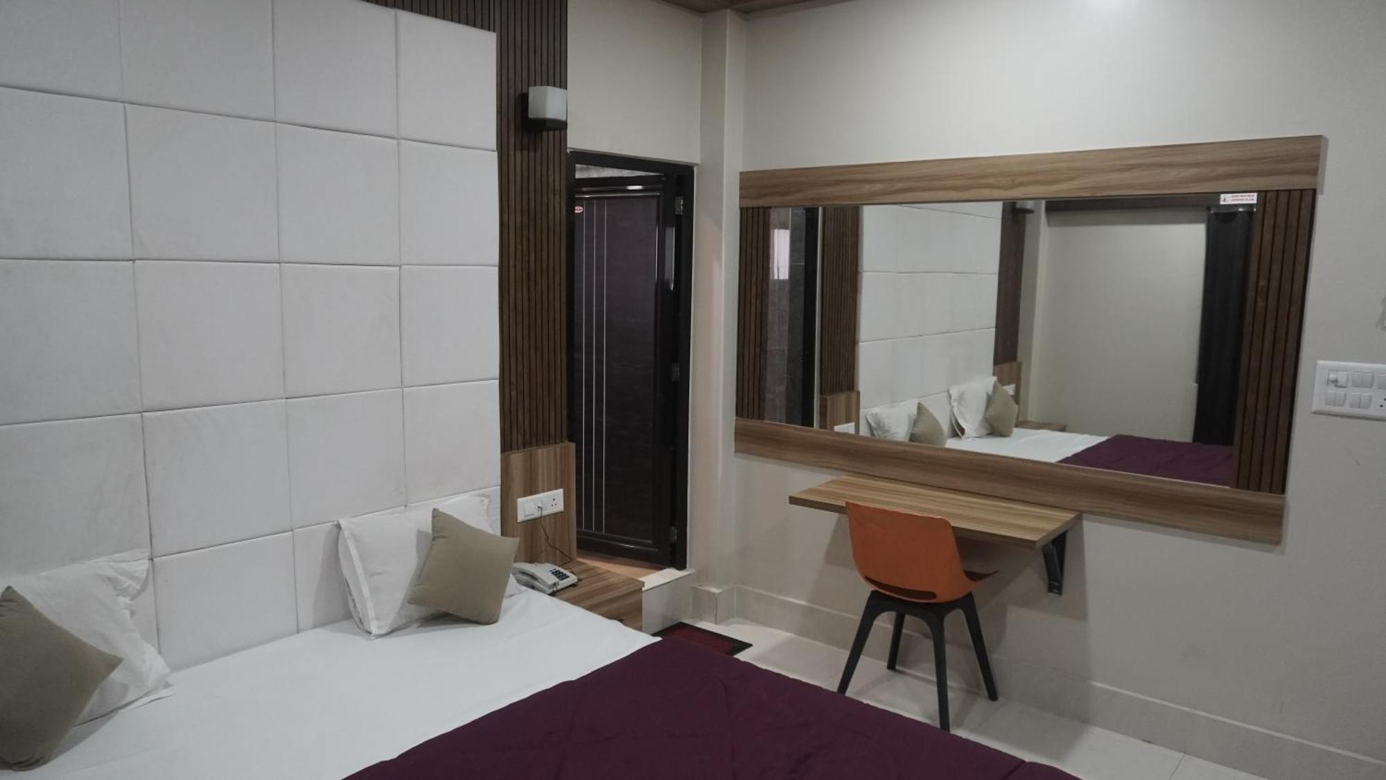 Hotel Himalaya Агартала Экстерьер фото