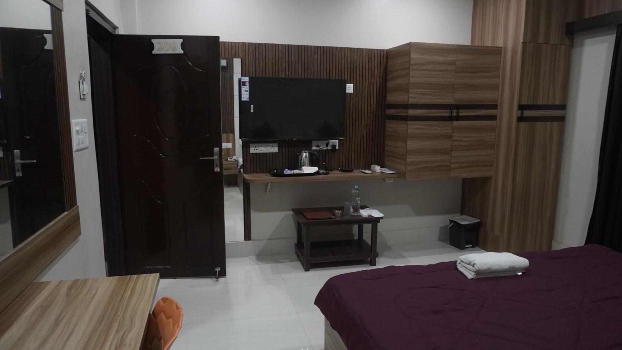 Hotel Himalaya Агартала Экстерьер фото