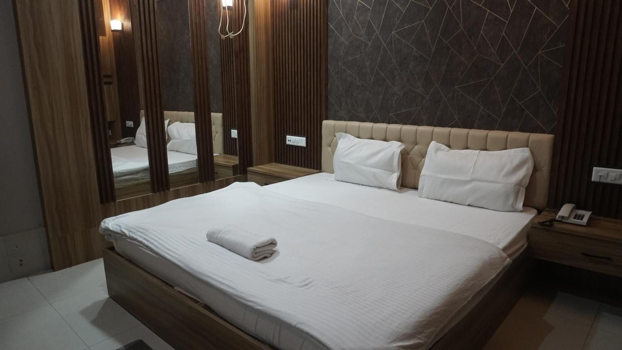 Hotel Himalaya Агартала Экстерьер фото