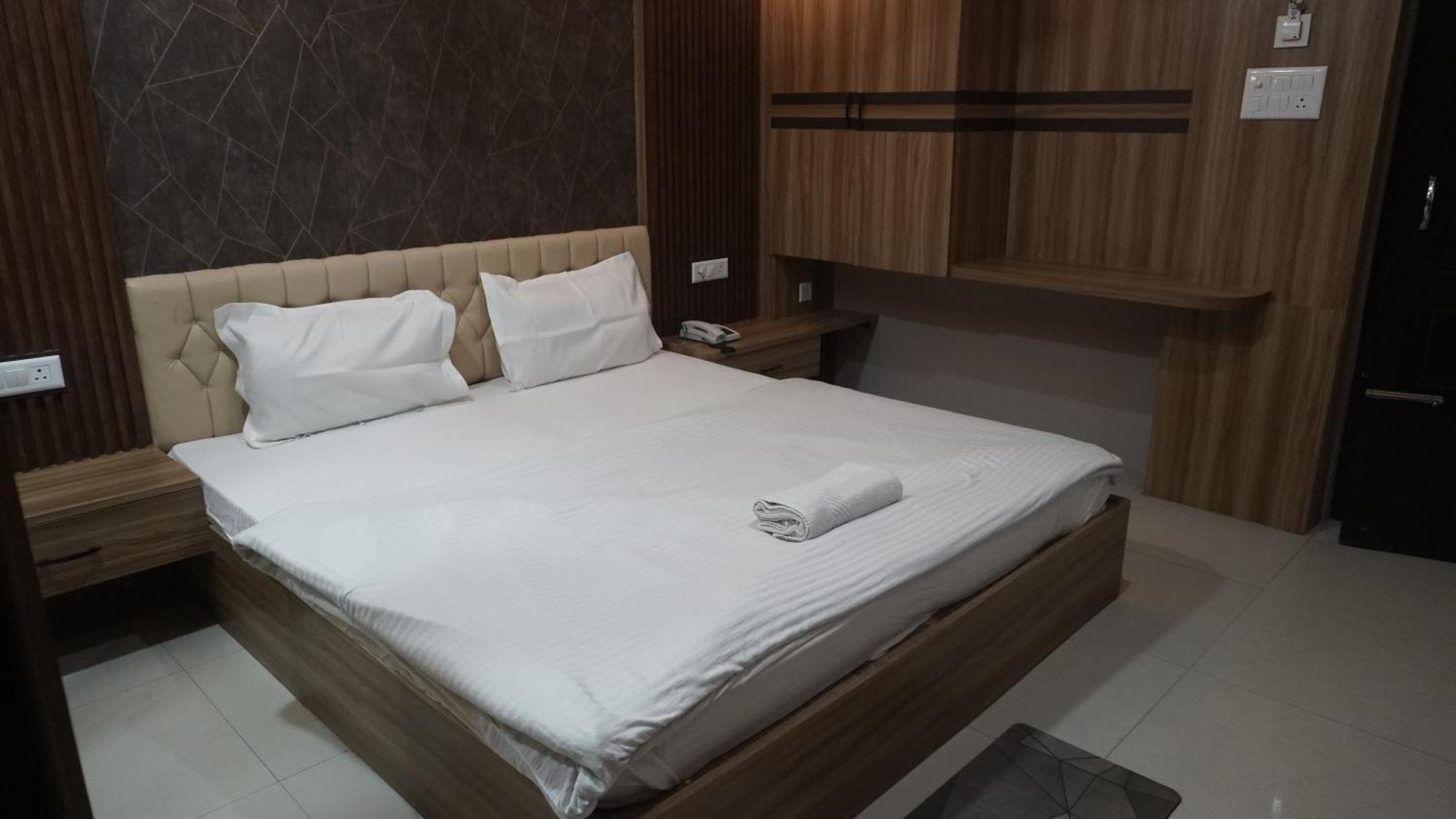 Hotel Himalaya Агартала Экстерьер фото